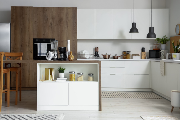 Sisätilojen kevyt keittiö moderneilla laitteilla puinen pöytä - Valokuva, kuva