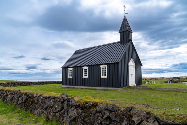 Budir siyah kilisesi İzlanda 'daki Snaesfellsnes yarımadasında. - Fotoğraf, Görsel