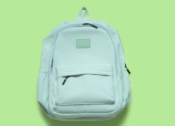 Plecak szkolny na zielonym tle - Zdjęcie, obraz