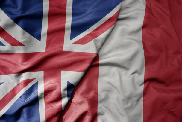 große schwenken nationale farbenfrohe Flagge von Großbritannien und nationale Flagge von Peru. Makro - Foto, Bild