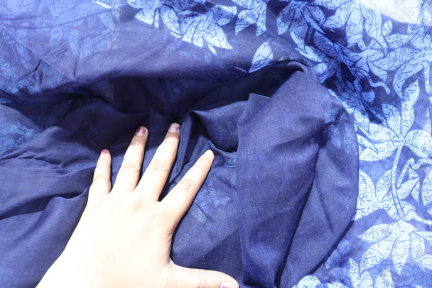 Žena modrá ruční práce Saree izolované na bílém pozadí - Fotografie, Obrázek