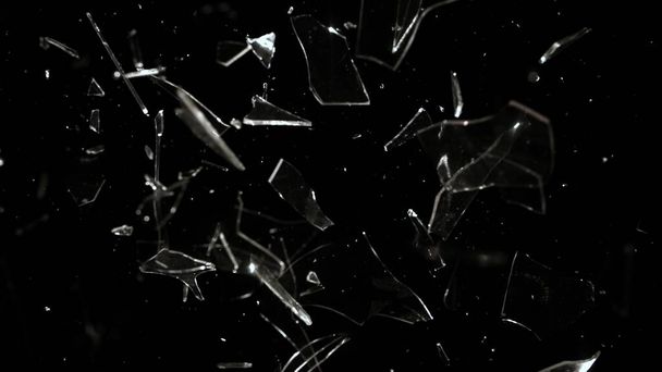Placa ancha de marco completo del estudio de cristal de ventana rompiendo y rompiendo sobre fondo negro. Explosión de choque real a alta velocidad como plantilla de concepto de acción y elemento de superposición. - Foto, imagen