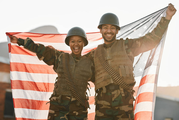 陸軍,アメリカの旗を持つ男女の肖像画,戦時中の連帯とチームの誇り。 笑顔,幸福,兵士のパートナーシップ,米国の軍服で愛国者サービスを持つ人々 - 写真・画像