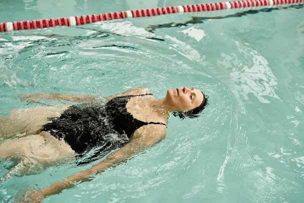 serenidad, mujer de mediana edad nadando en la piscina, gorra de natación y gafas, deporte, estilo de vida saludable - Foto, imagen
