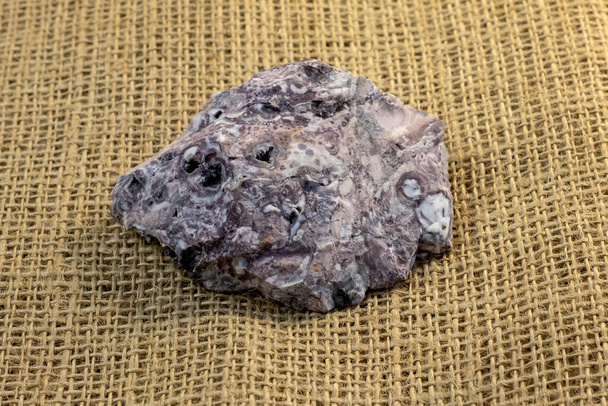 Pelitic Schist Rock Feldspar op beige gebreide stof Achtergrond close-up - Foto, afbeelding