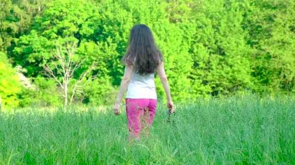 Fiatal gyönyörű nő fut előre lassított felvétel. - Felvétel, videó