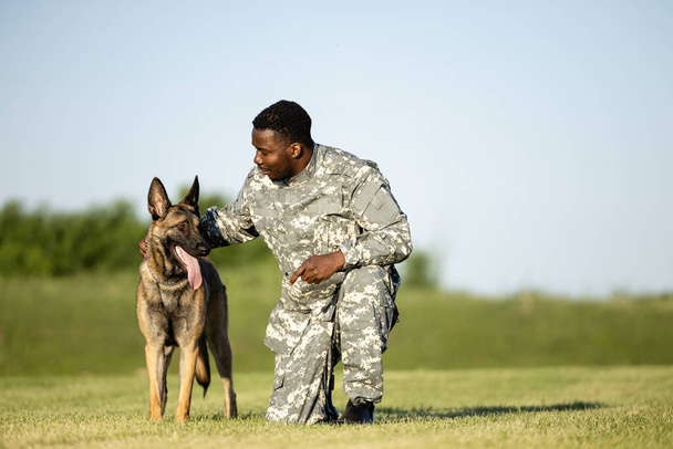 Soldado vinculación con su perro militar mejor amigo. - Foto, imagen