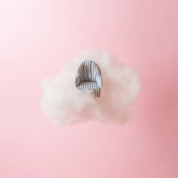 Fauteuil met wolk op roze achtergrond. Relax vakantie minimaal concept. - Foto, afbeelding