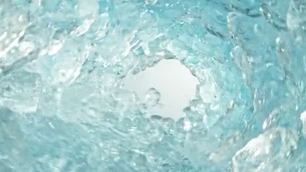 Super Slow Motion Shot of Clear Water and Ice Cubes Rotating in Wave at 1000fps (en inglés). Filmado con cámara de cine de alta velocidad, 4K. - Metraje, vídeo