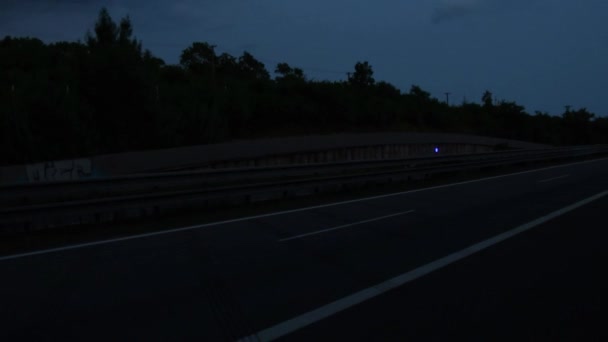 Rušný noční provoz na dálnici. Časová prodleva videa na dálnici - Záběry, video