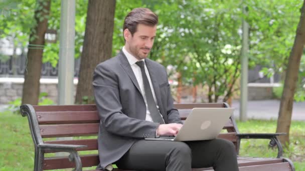 jeune homme d'affaires travaillant sur ordinateur portable en plein air - Séquence, vidéo