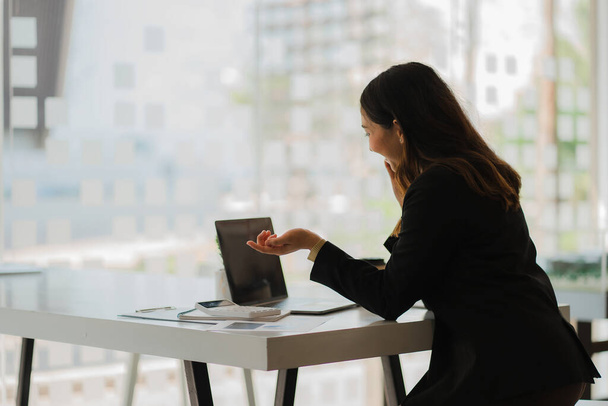 Mulher de negócios asiática trabalhando on-line com documentos financeiros e laptop na mesa no escritório Finanças e negócios Contabilidade conceito de treinamento de negócios - Foto, Imagem