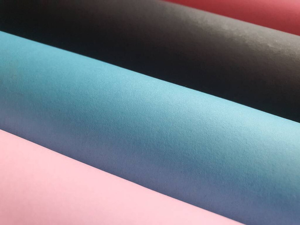 Close-up weergave van opgerold papier van verschillende kleuren. - Foto, afbeelding