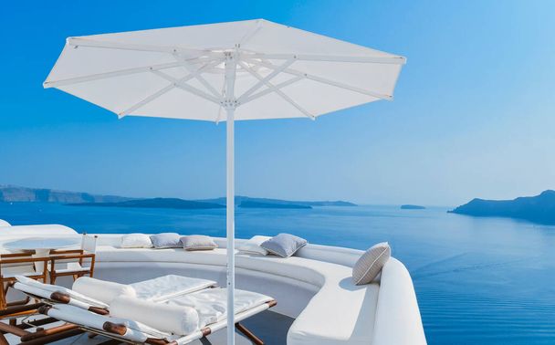 Vacaciones en la piscina de Santorini con vistas al océano Caldera de Santorini, Oia Grecia, Islas griegas Cícladas del Egeo. - Foto, imagen
