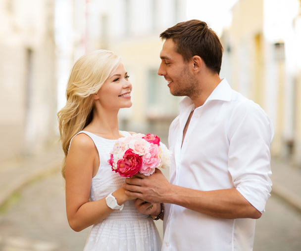 Couple with flowers in  city - Foto, imagen