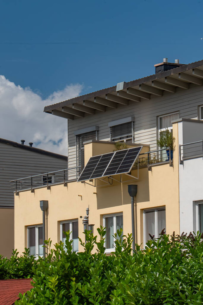 Balkon güneş enerjisi santrali yenilenebilir enerji kullanmak için çevre dostu. Balkondaki güneş enerjisi santrali ev için yeşil elektrik enerjisi üretiyor..  - Fotoğraf, Görsel