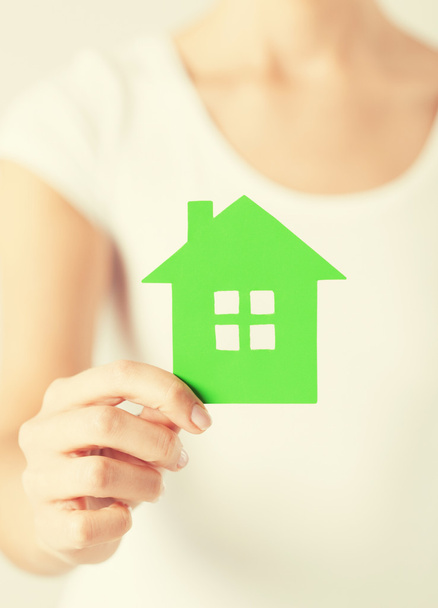 Mujer manos sosteniendo casa verde
 - Foto, Imagen