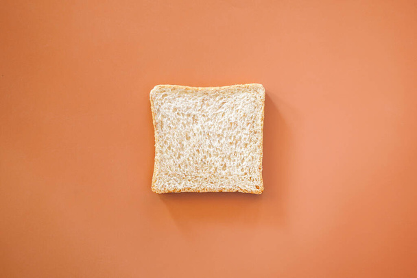 επίπεδη σύνθεση lay με φρέσκο νόστιμο σάντουιτς στο φόντο χρώμα - Φωτογραφία, εικόνα