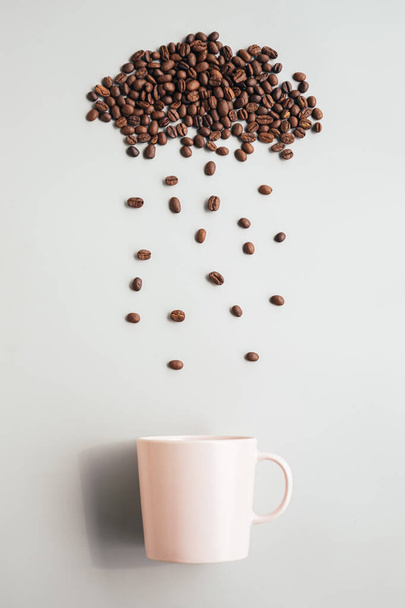 Чашка кофе с кофейными зернами на белом фоне
 - Фото, изображение