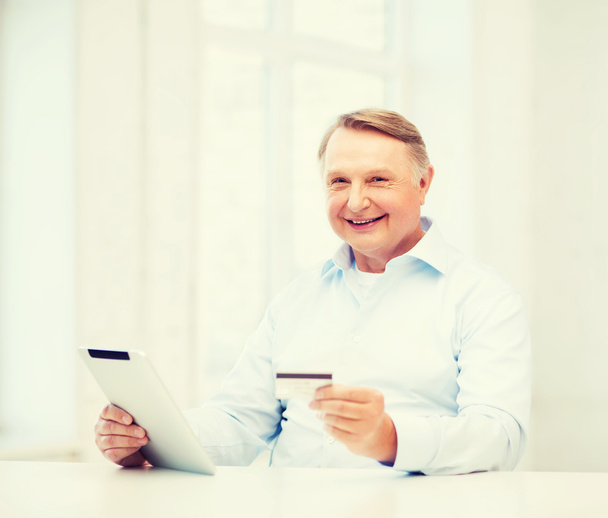 Old man with tablet  and credit card - Φωτογραφία, εικόνα