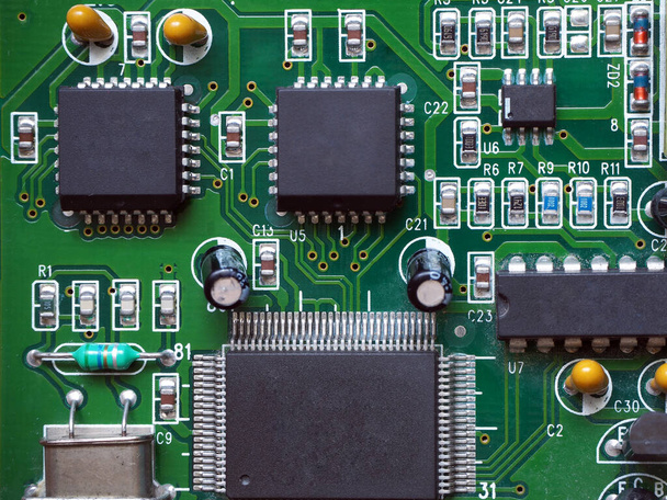 Circuits intégrés programmables carrés à 28 broches sur circuit imprimé. Puces Noname.  - Photo, image