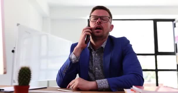 Gerente de marketing de consultoria cliente e fazer oferta de venda. Homem falando no telefone e trabalhando no computador no escritório - Filmagem, Vídeo