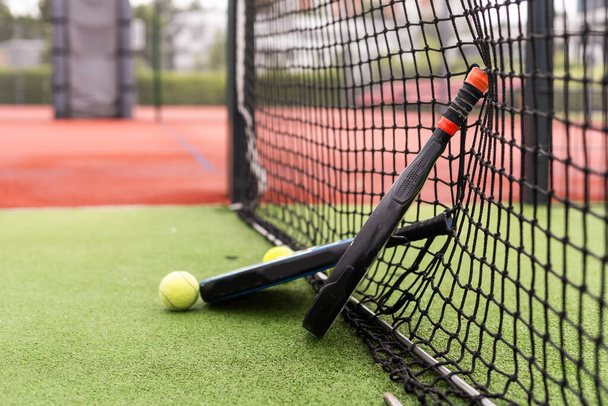 Греби теннисную ракетку и мяч. Высокое качество фото - Фото, изображение