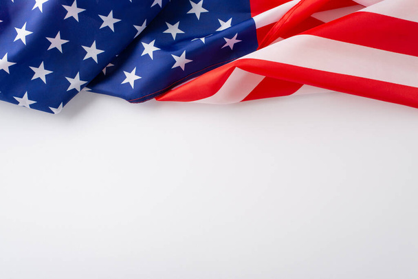 Feiern Sie das Wesen des Feiertags: Nehmen Sie den Anlass mit diesem Foto von oben, das die amerikanische Flagge auf weißem isoliertem Hintergrund hervorhebt. Perfekt für Anzeigen oder Text-Overlays - Foto, Bild