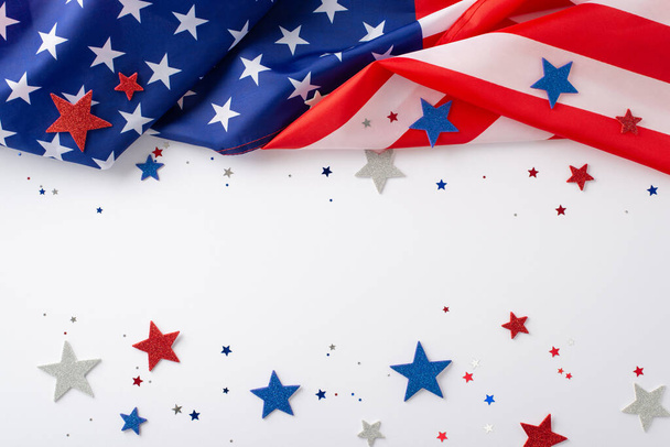 Przyjmując ducha amerykańskiego święta federalnego: odgórne zdjęcie przedstawiające amerykańską flagę z iskrzącymi się gwiazdami na białym tle. Duża przestrzeń do kopiowania reklam lub tekstu podczas uroczystości - Zdjęcie, obraz