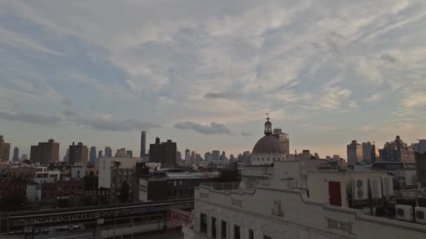 Часть Бруклина - идеальный вид на Манхэттен через Ист-Ривер - Кадры, видео