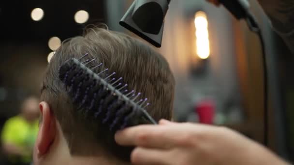 Salon Soins capillaires par un coiffeur hautement qualifié. La meilleure technique de sèche-cheveux, niveau salon - Séquence, vidéo