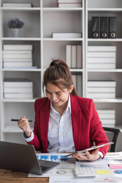 Schöne asiatische Geschäftsfrau feiern, während sie im Büro Laptop benutzt und Freude zeigt. Start-up-Kleinunternehmen und erfolgreiches Konzept. - Foto, Bild