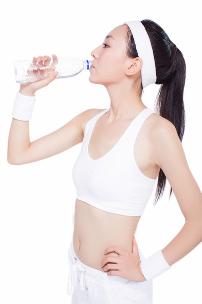 здоровая азиатская женщина с полотенцем и бутылкой воды
 - Фото, изображение