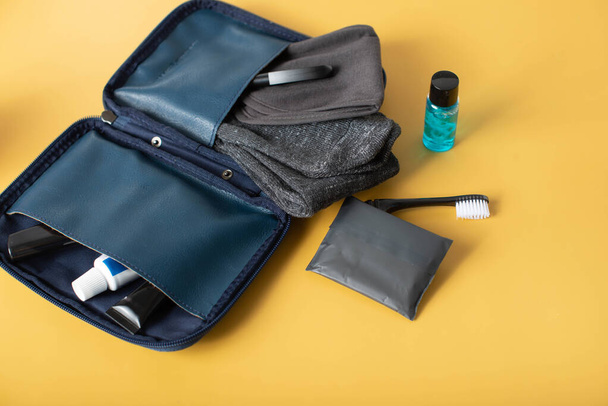 bolsa cosmética de los hombres para viajar. set de cosméticos para hombres - Foto, imagen