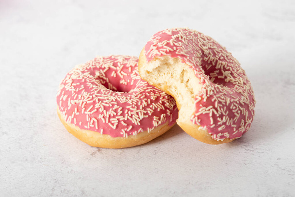 Prato de donuts de bolo de baunilha com cobertura rosa e polvilhas. rosquinhas - Foto, Imagem