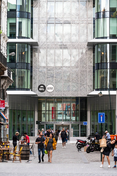 Brüsseler Innenstadt, Belgien, 20. Juli 2023 - Zeitgenössische Fassade des Regierungsbüros der Stadtverwaltung - Foto, Bild