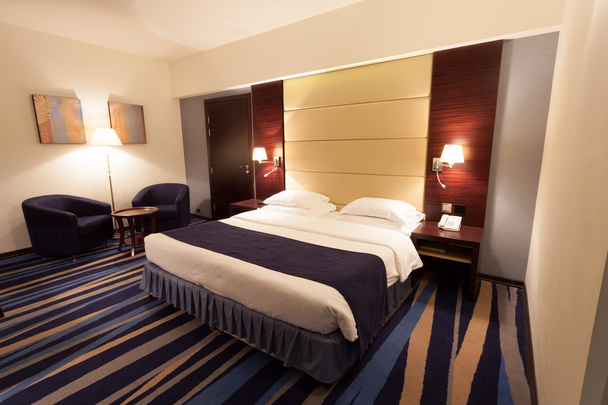 キングサイズのベッドとモダンなホテルの部屋 - 写真・画像