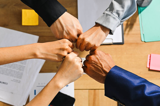 Professionele groep van business team stapelen handen samen met teamwork, Zakenmensen ontmoeten en brainstormen samen op modern kantoor, Mensen bespreken en werken in creatief kantoor. Hoog - Foto, afbeelding