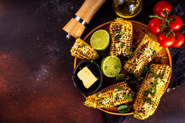 Веганська їжа барбекю, смажена солона гостра кукурудза з шипами, маслом та зеленим видом зверху копіювати простір - Фото, зображення