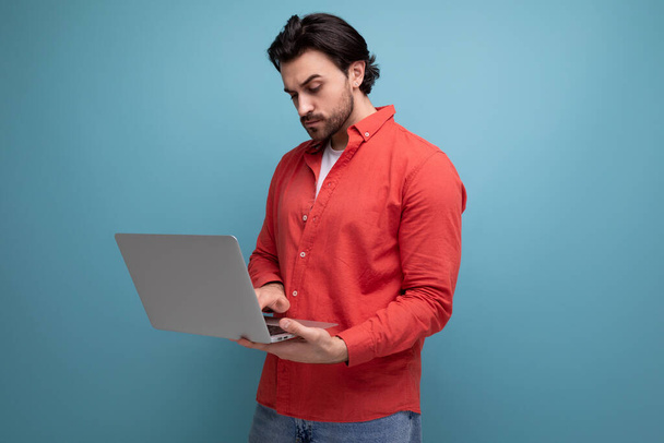 komea valkoihoinen brunette nuori liikemies kädessään kannettava tietokone. - Valokuva, kuva
