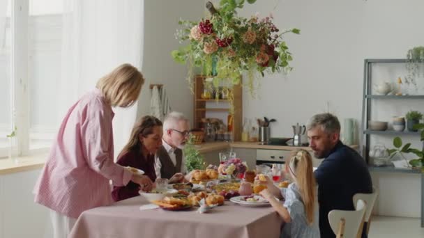 Nagy család eszik vacsorát ünnepi vacsora közben ünneplik húsvét együtt otthon - Felvétel, videó