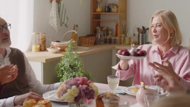 Grootmoeder geeft bord geverfde eieren aan dochter met Pasen diner met familie thuis - Video