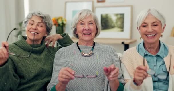 Yüz, gözlük ve kıdemli arkadaşlar evde, eğleniyor ve kaynaşıyorlar. Portre, gülümseme ve gözlüklü bir grup yaşlı kadın emeklilik için evde rahatlamak için mutlu ve kaliteli zaman geçiriyorlar.. - Video, Çekim