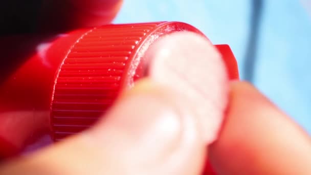 Verticale video van de hand snijden van een pil met gesneden pil container op blauwe achtergrond - Video