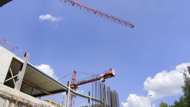 Construction crane on the background of the blue sky. Construction concept. - Séquence, vidéo
