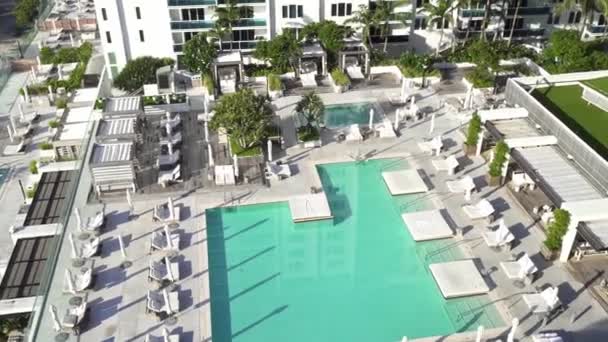 Letecký dron záběry na Floridě, USA, obchodní prostory, luxusní domy, budovy a zámečky, bohatá tropická vegetace v okolí, modré nebe a oceán. - Záběry, video