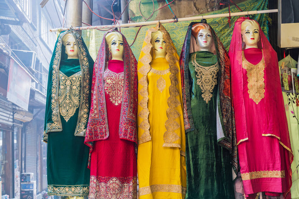 Sokalipura, Srinagar, Jammu και Κασμίρ, Ινδία. Παραδοσιακά γυναικεία ρούχα προς πώληση σε μια αγορά στο Srinagar. - Φωτογραφία, εικόνα