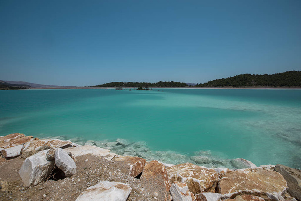 Mugla 'nın Yatagan ilçesindeki termik santralde yanmış kömür küllerinden oluşan mavi gölet (kül havuzu) - Fotoğraf, Görsel