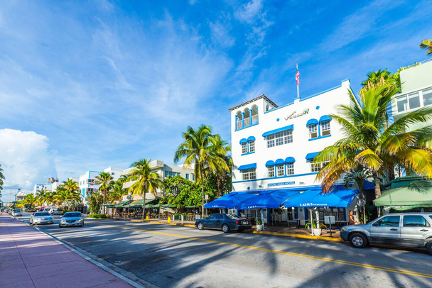 Miami, USA - August 20, 2014: facade of art deco hotel Pelican with palm trees at ocean drive, south beach, Miami. - Foto, afbeelding