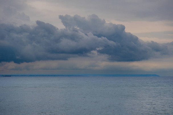 Belle vue sur la mer calme avec des nuages orageux - Photo, image